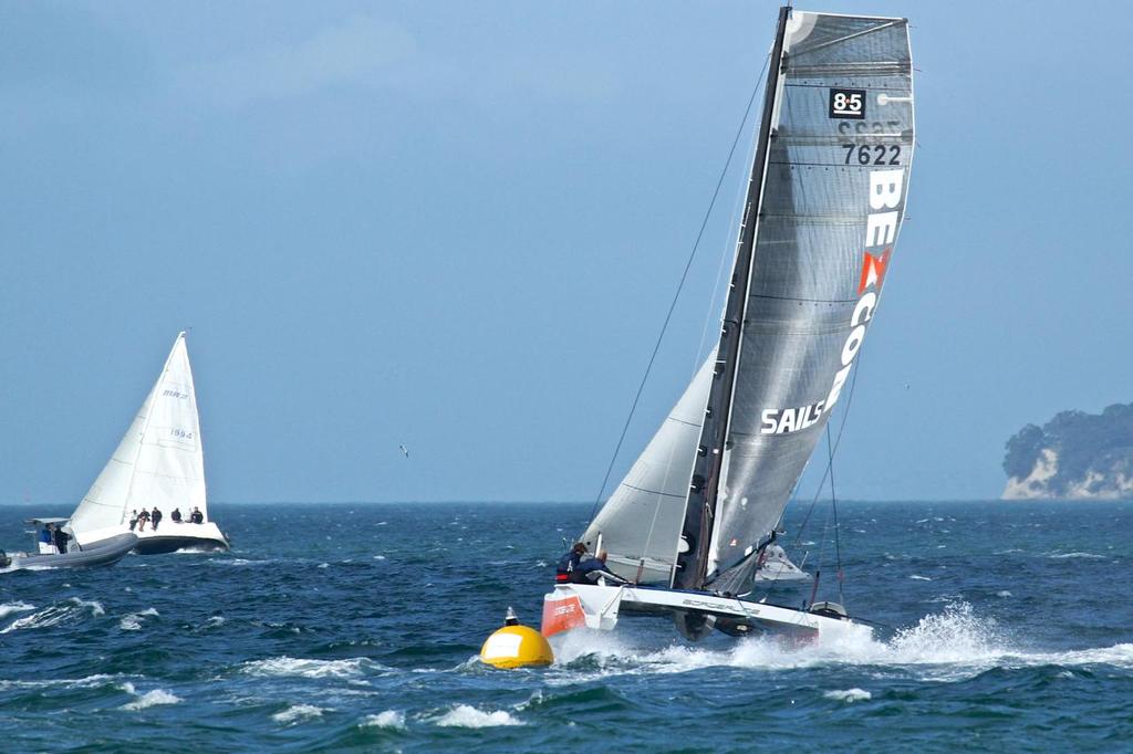Mark rounding - RNZYS Winter Series, August 2, 2014 &copy; Richard Gladwell www.photosport.co.nz
